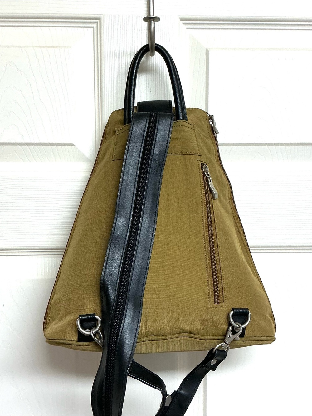 Baggallini Metro Convertible Small Lightweight Sling Bag Travel Bag Backpack - Picture 3 of 7